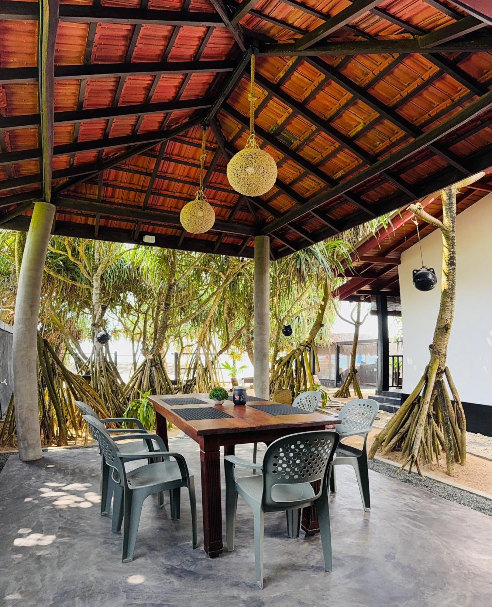 Sea Shell Villa Hikkaduwa 2 Separate Cabanas Ocean Front Villa Экстерьер фото
