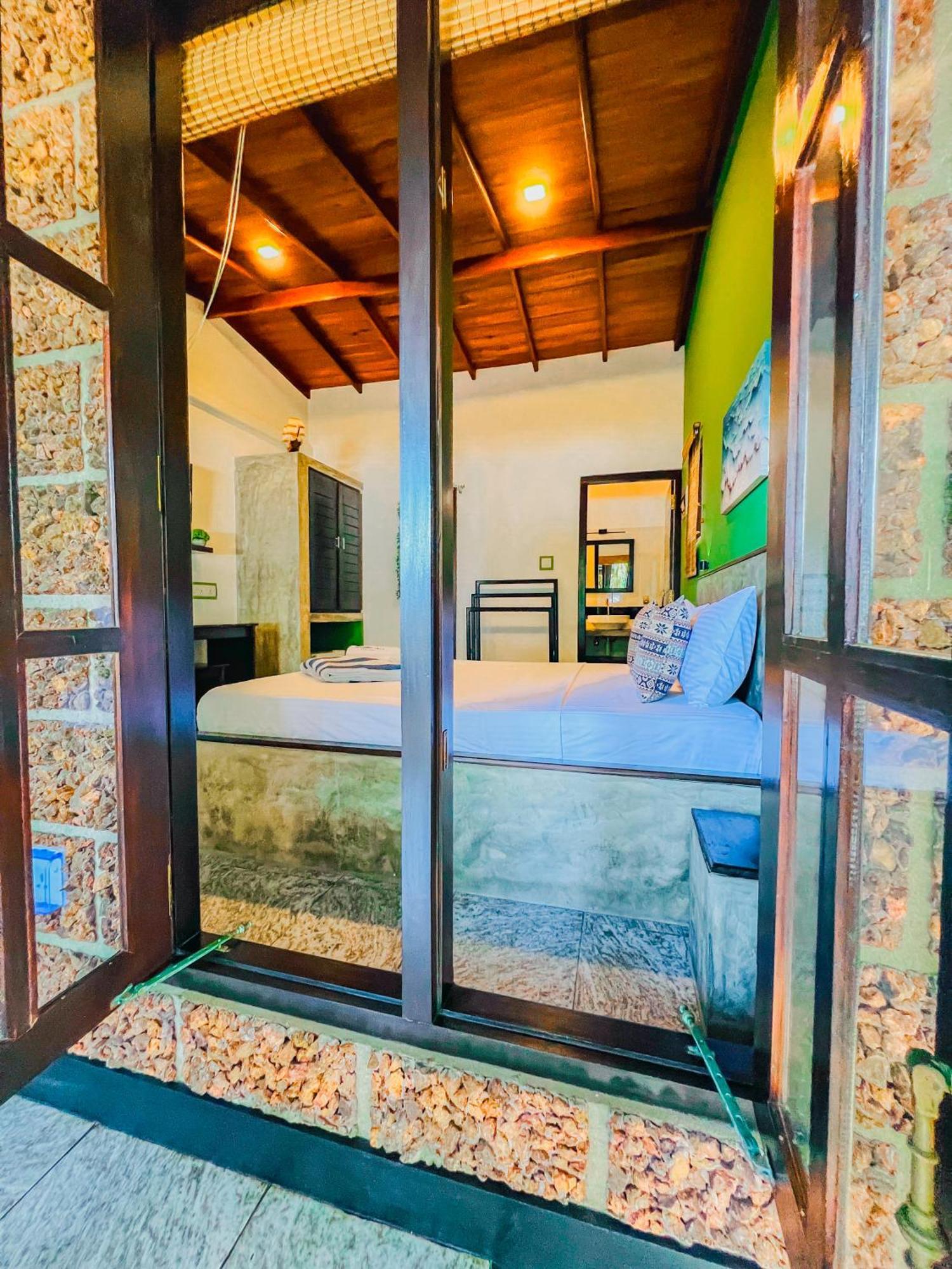 Sea Shell Villa Hikkaduwa 2 Separate Cabanas Ocean Front Villa Экстерьер фото