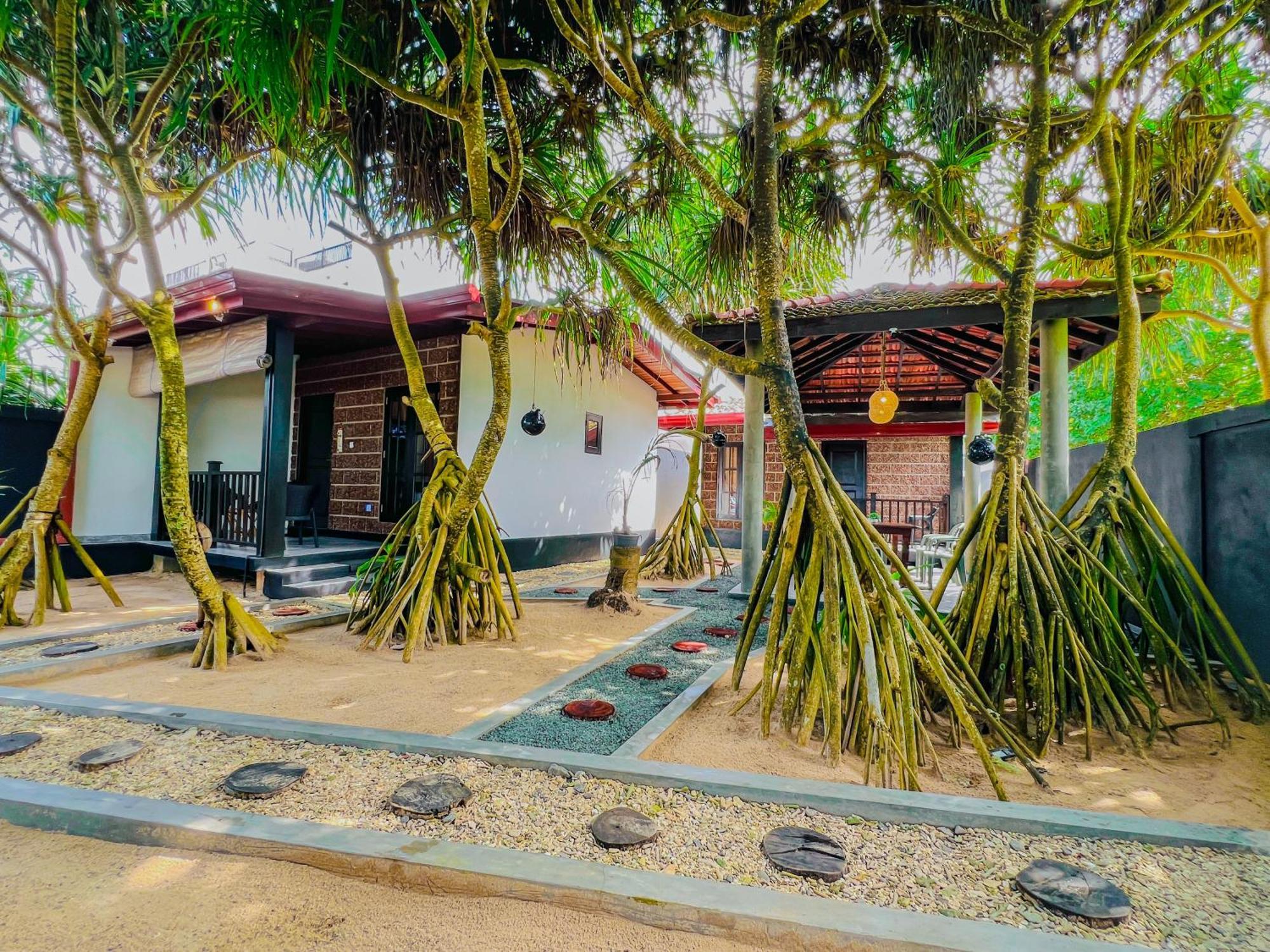 Sea Shell Villa Hikkaduwa 2 Separate Cabanas Ocean Front Villa Экстерьер фото